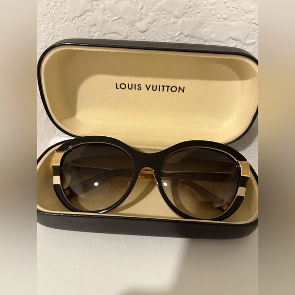 Louis Vuitton Women’s Sunglasses - Picture 4 of 6